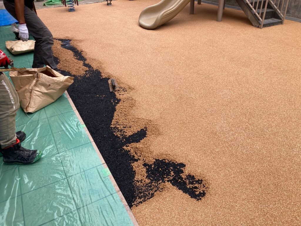 園庭ゴムチップ化工事